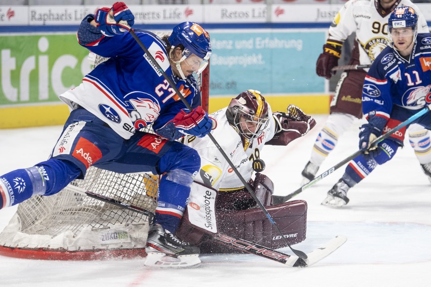 Zuerichs Roman Wick, links, kaempft um den Puck gegen Servettes Torhueter Daniel Manzato, rechts, im ersten Eishockey Playoff-Halbfinalspiel der National League zwischen den ZSC Lions und dem Geneve-S ...