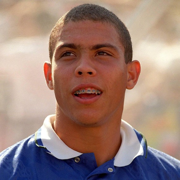 Bildnummer: 01605918 Datum: 13.07.1994 Copyright: imago/Colorsport
Ronaldo (Brasilien) - PUBLICATIONxINxGERxSUIxAUTxHUNxUSAxONLY; Vdia, hoch, Nationalhymne, Hymne, Spange, Zahnspange Weltmeisterschaft ...