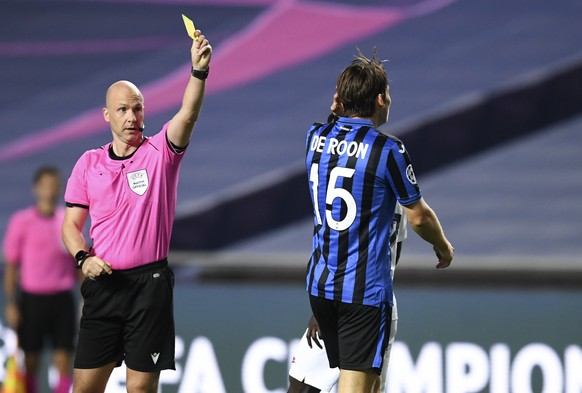 Referee Anthony Taylor shows a yellow card to Atalanta&#039;s Marten de Roon, right, during the Champions League quarterfinal match between Atalanta and PSG at Luz stadium, Lisbon, Portugal, Wednesday ...