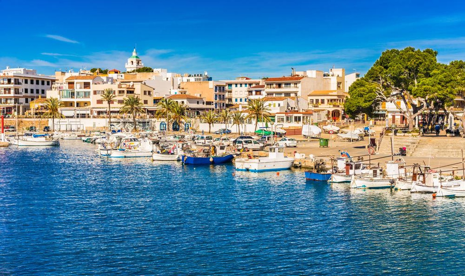 Das Fischerdorf Cala Ratjada an der Ostküste von Mallorca präsentiert sich wie zu den Anfängen des Tourismus in den 1960er-Jahren.