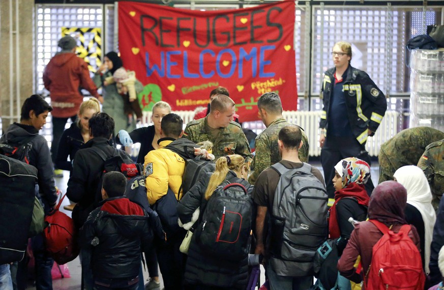 Flüchtlinge werden in Berlin mit einem «Refugees welcome»-Transparent empfangen.