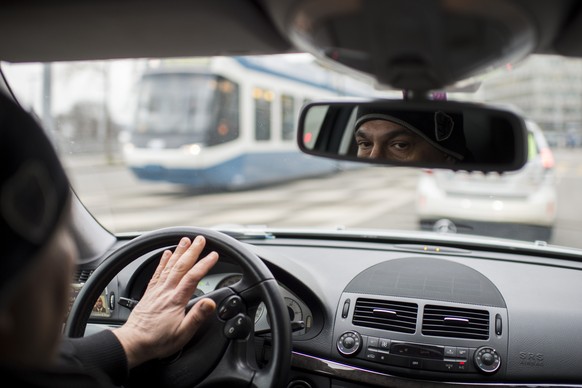 Zuercher Taxifahrer demonstrieren ihre Abneigung gegen das amerikanische Transportunternehmen Uber, am Montag, 14. Maerz 2016, in Zuerich. (KEYSTONE/Ennio Leanza)