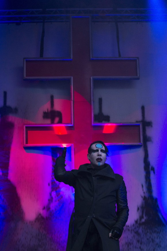 epa04353824 US lead vocalist Marilyn Manson performs on the stage 1 during the Gampel Open Air Festival in Gampel, Switzerland, 14 August 2014. The festival runs from 14 to 17 August. EPA/ANTHONY ANEX
