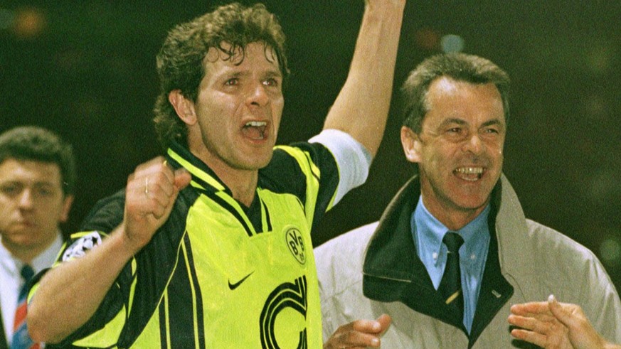 Andreas Moeller, links, und Trainer Ottmar Hitzfeld von Borussia Dortmund jubeln, nachdem sie mit ihrer Mannschaft am Mittwoch abend, 23. April 1997, im Old Trafford Stadion das Champions League Halbf ...