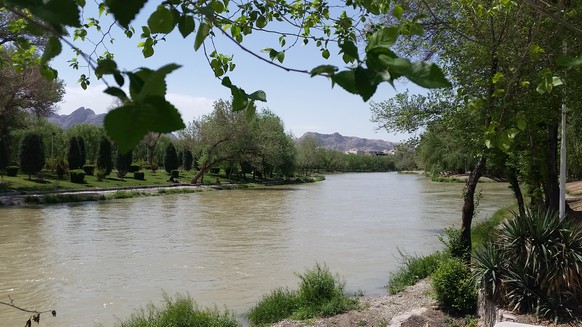 So schön fliesst in Isfahan der Fluss leider nur zwischen März und Mai.