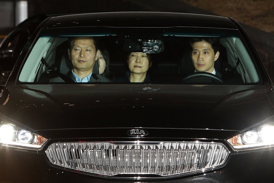 epa05879749 Ousted South Korean president Park Geun-hye (C), leaves the prosecutors&#039; office as she is transferred to a detention house in Seoul, South Korea, 31 March 2017. The Seoul Central Dist ...