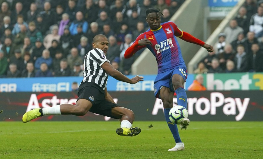 Newcastle United&#039;s Salomon Rondon, left, and Crystal Palace&#039;s Aaron Wan-Bissaka in action during the English Premier League soccer match at St James&#039; Park, Newcastle, England, Saturday  ...
