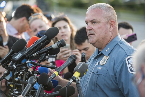 epa06848929 Anne Arundel County Deputy Police Chief William Krampf (R) briefs the media on the situation outside the scene of a shooting at the Capital Gazette building in Annapolis, Maryland, USA, 28 ...
