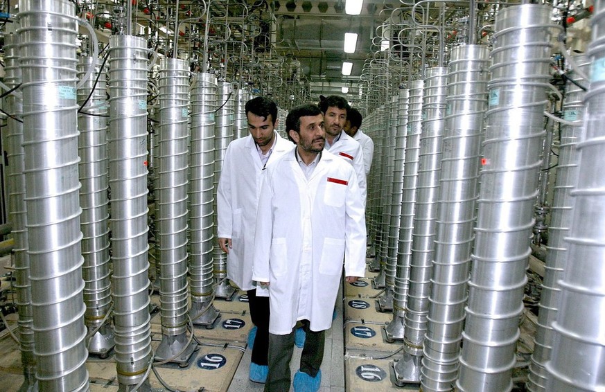 epa04845905 (FILE) A handout file picture dated 08 March 2007 and released by the Iranian official presidential website shows then Iranian President Mahmoud Ahmadinejad inspecting the Natanz nuclear p ...