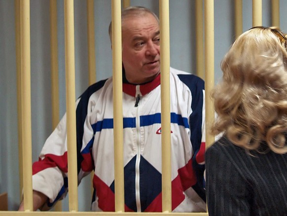epa06584601 A photo dated 09 August 2006 shows Sergei Skripal talking from a defendants cage to his lawyer during a hearing at the Moscow District Military Court in Moscow, Russia (issued 06 March 201 ...