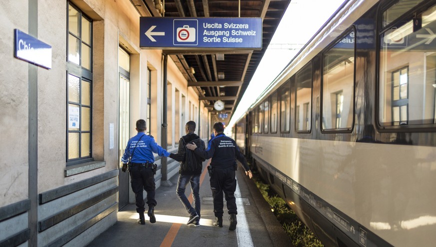 Schweizer Zoll in Chiasso: Grenzwächter nehmen einen Asylbewerber in Empfang (Oktober 2014).