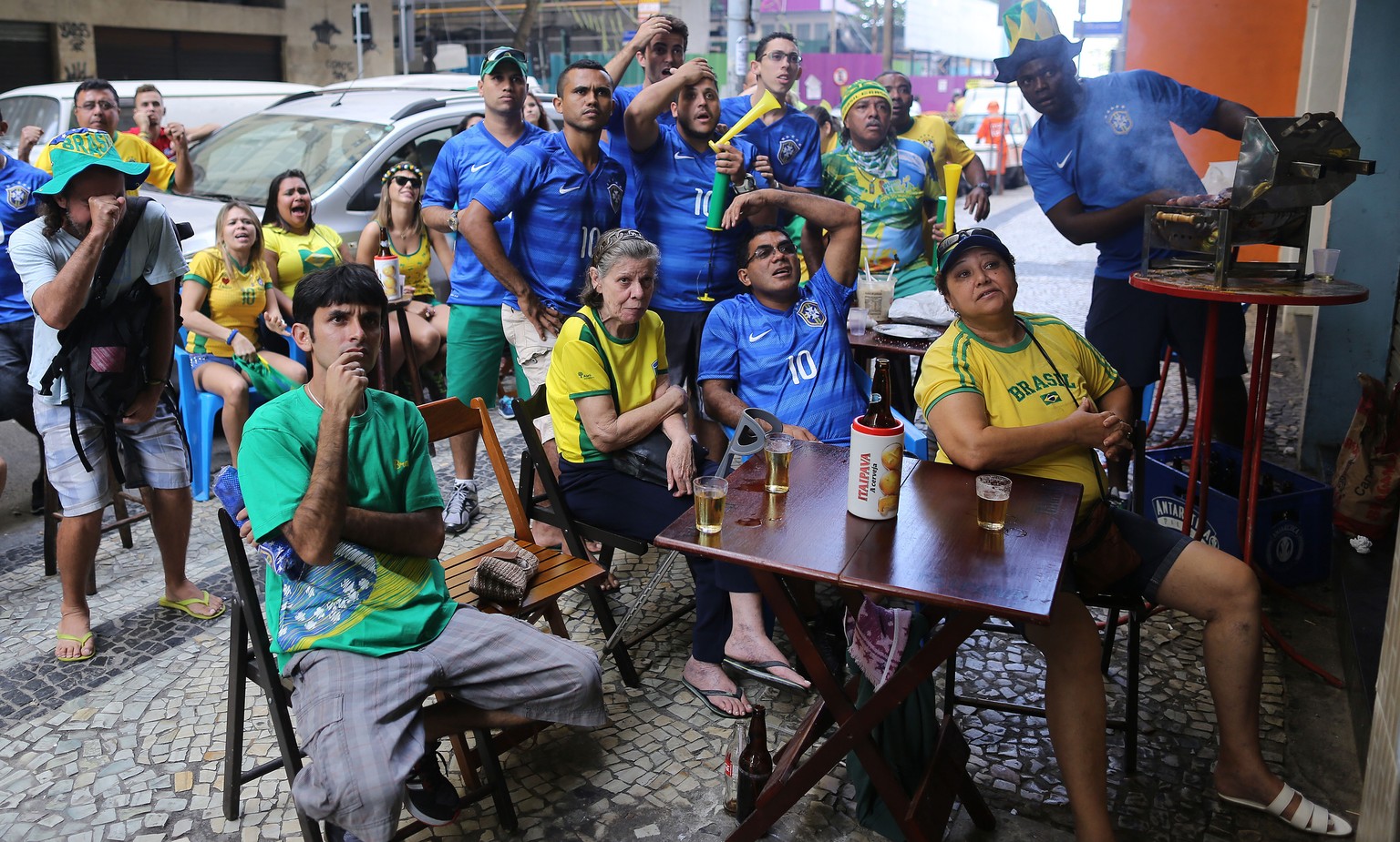 Brasilien-Fans schauen ein WM-Spiel.