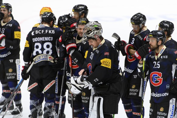 HC Fribourg-Gotteron Spieler reagieren nach der Niederlage (0-5), waehrend dem fuenften Eishockey Playoff Viertelfinalspiel der National League zwischen de HC Fribourg Gotteron und Geneve Servette HC, ...