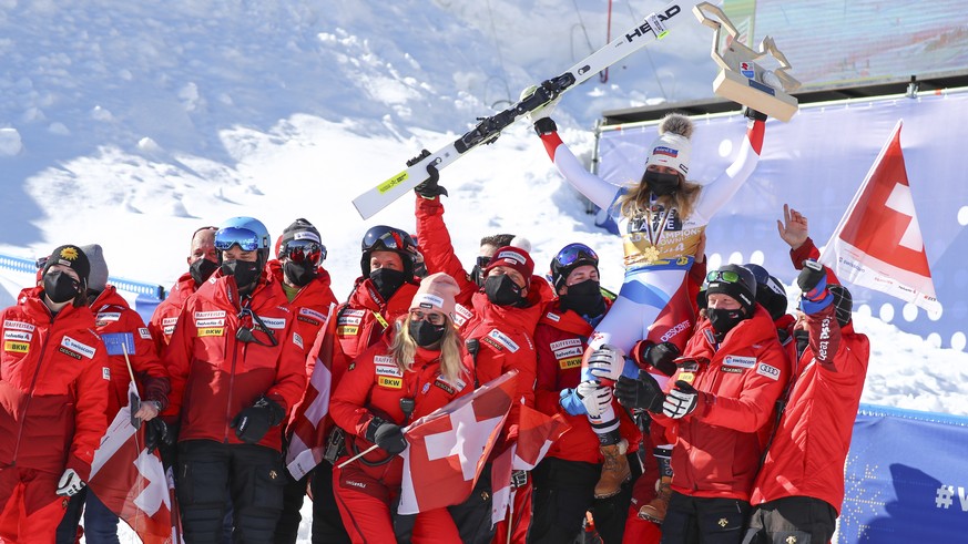 epa09008803 Winner Corinne Suter (top) of Switzerland celebrates with her team members after the Women&#039;s Downhill race at the Alpine Skiing World Championships in Cortina d&#039;Ampezzo, Italy, 1 ...