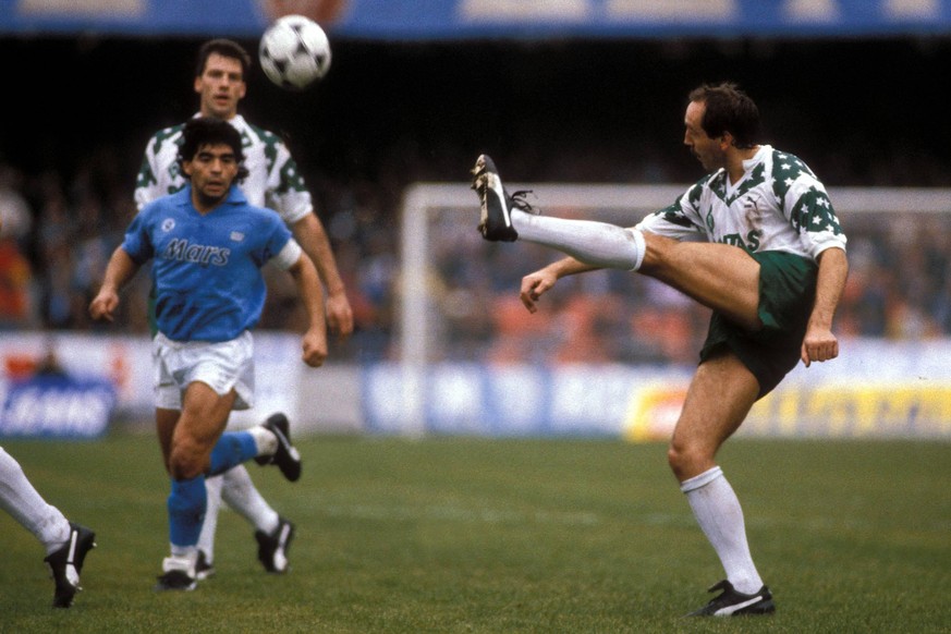 Bildnummer: 00983198 Datum: 22.11.1989 Copyright: imago/Kicker/Liedel
Jonny Otten (re.) am Ball, Neubarth (beide Bremen) und Maradona (SSC Neapel) beobachten die Szene; SSC Neapel - SV Werder Bremen 2 ...
