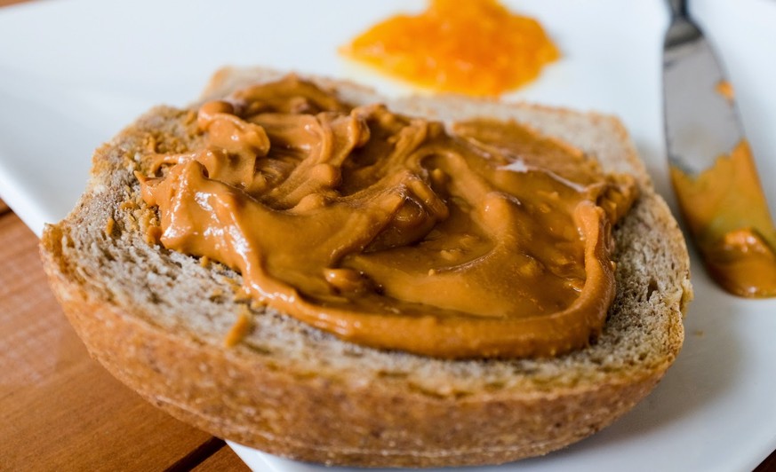 erdnussbutter peanut butter brot essen food http://eatdrinkkl.blogspot.ch/2015/01/kenny-hills-bakers-bukit-tunku.html