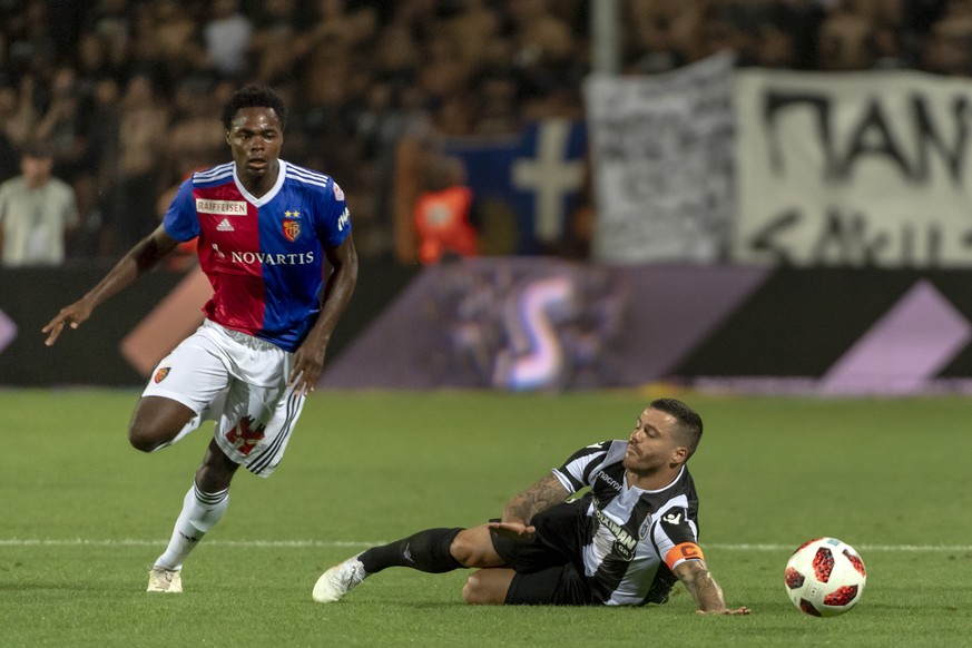 Basel&#039;s Dimitri Oberlin, left, fights for the ball against PAOK&#039;s Vieirinha, right, during the UEFA Champions League second qualifying round first leg match between Greece&#039;s PAOK FC and ...