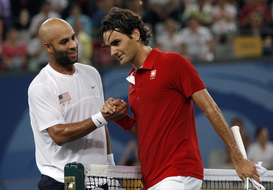 Roger Federer of Switzerland, right, and James Blake of the United States after their quarter final of the men&#039;s tennis at the Beijing 2008 Olympics in Beijing, Thursday, August 14, 2008. (KEYSTO ...