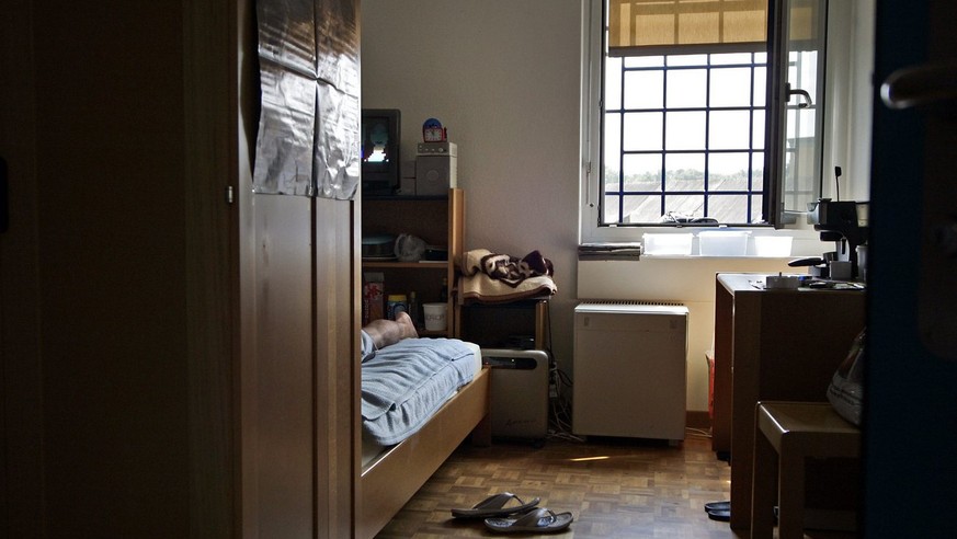 Blick in die Zelle eines Haeftlings im Haus Laegern, wo Verwahrte untergebracht sind in der Strafanstalt Poeschwies in Regensdorf am Freitag, 28. Juli 2006. (KEYSTONE/Alessandro Della Bella)