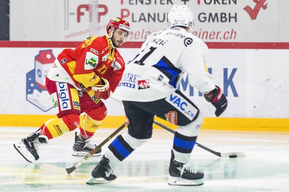 L&#039;attaquant biennois Jason Fuchs, gauche, lutte pour le puck avec le defenseur fribourgeois Lorenz Kienzle, droite, lors du match du championnat suisse de hockey sur glace de National League entr ...