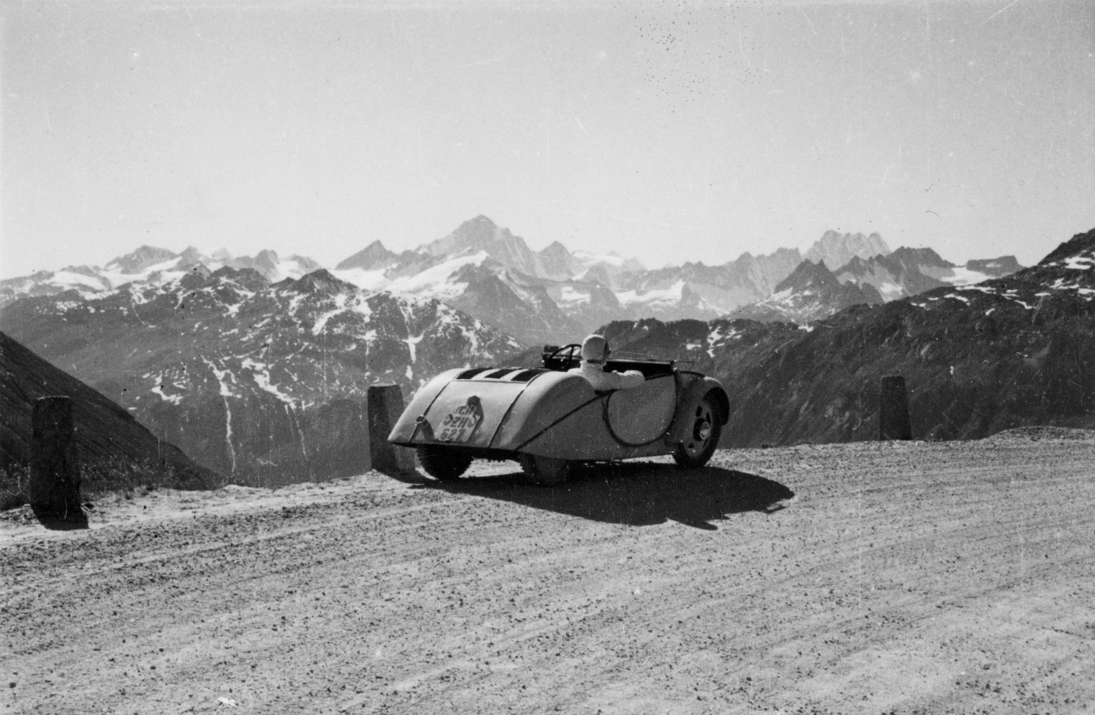 Ein Prototyp des Schweizer Volkswagens von Josef Ganz auf einer Testfahrt in den Alpen (1938).