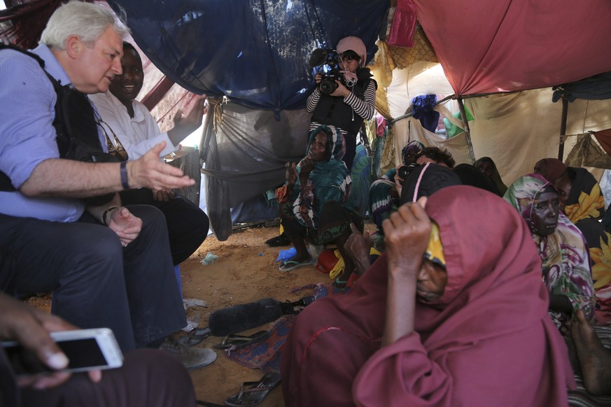UN Humanitarian Chief Stephen O&#039;Brien, left, meets with drought affected people in one of Mogadishu&#039;s IDP camps in Somalia, Monday, March 6, 2017, during his visit to Somalia.(AP Photo/Moham ...