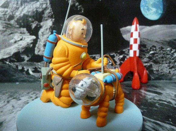 Bild eines Modells von Tim und Struppi auf dem Mond.
