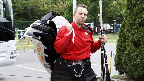 Switzerland&#039;s goaltender Daniel Manzato arrives for a training session, at the IIHF 2015 World Championship, at the Tipsport Arena, in Prague, Czech Republic, Thursday, May 7, 2015. (KEYSTONE/Sal ...