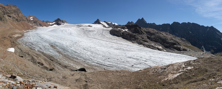 Panoramabild vom Silvrettagletscher mit Silvrettahorn, Egghorn, Signalhorn, Gletscherchamm und Verstanclahorn, von links nach rechts, aufgenommen am Mittwoch, 26. August 2015, oberhalb Klosters. (KEYS ...