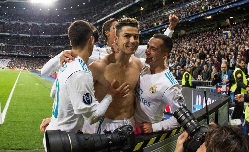 epa06662477 Real Madrid&#039;s Cristiano Ronaldo (C) celebrates with teammates after scoring the 1-3 during the UEFA Champions League quarter final, second leg soccer match between Real Madrid and Juv ...