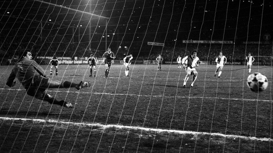 Claudio Sulser schiesst mit Penalty die Grasshoppers 1 zu 0 nach einer halben Stunde in Fuehrung. Goalie Peter Shilton von Nottingham Forest ist machtlos. Die Grasshoppers spielen am 21. Maerz 1979 im ...