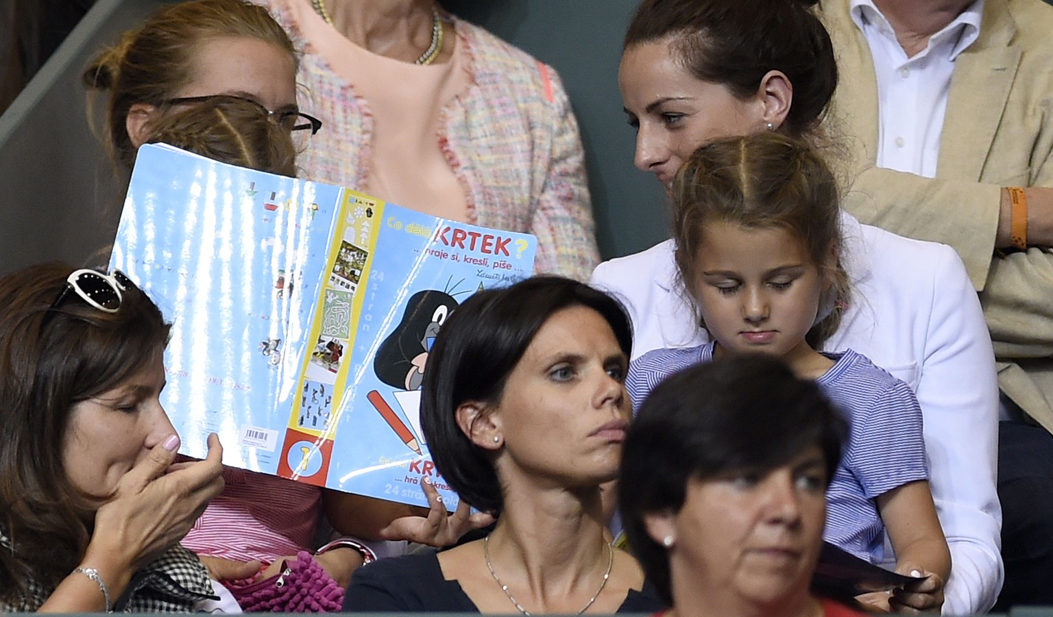 Myla und Charlene Federer lesen lieber Comics, als Tennis zu schauen.