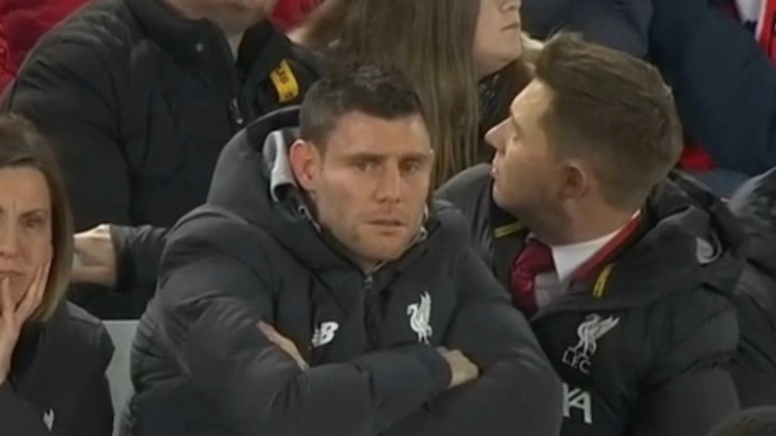 James Milner lässt es sich nicht nehmen, dem Liverpool-Nachwuchs vor Ort bei der Arbeit zuzusehen.