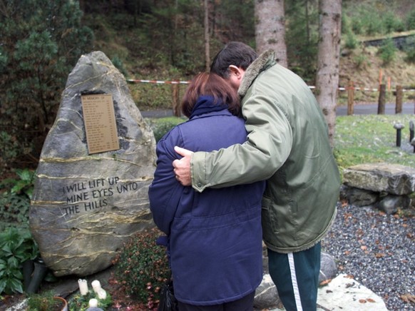 Die Erinnerung: Angehörige eines der Opfer des Canyoning-Unglücks trauern beim Gedenkstein in der Nähe des Saxetbachs. (Archivbild)
