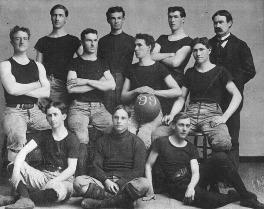 James Naismith (rechts aussen) als Trainer der Mannschaft der Universität von Kansas, 1899.