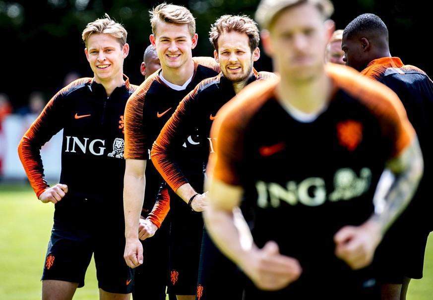 epa07599034 Dutch national soccer team players (L-R) Frenkie de Jong, Matthijs de Ligt, and Daley Blind attend their team&#039;s training session in Zeist, Netherlands, 25 May 2019, prior to the upcom ...