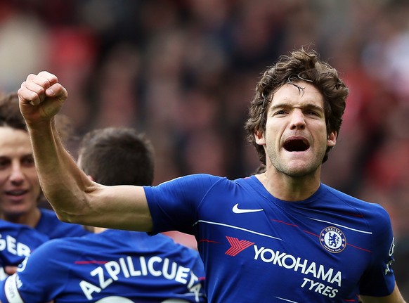 epa07534932 Chelsea&#039;s Marcos Alonso celebrates after scoring the 1-1 equalizer during the English Premier League soccer match between Manchester United and Chelsea FC in Manchester, Britain, 28 A ...