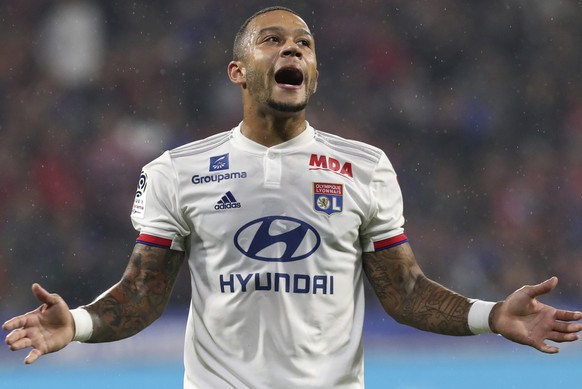 Lyon&#039;s Memphis Depay reacts after missing a chance to score during the French League 1 soccer match between Lyon and Paris SG, at the Stade de Lyon in Decines, outside Lyon, France, Sunday, Sept. ...