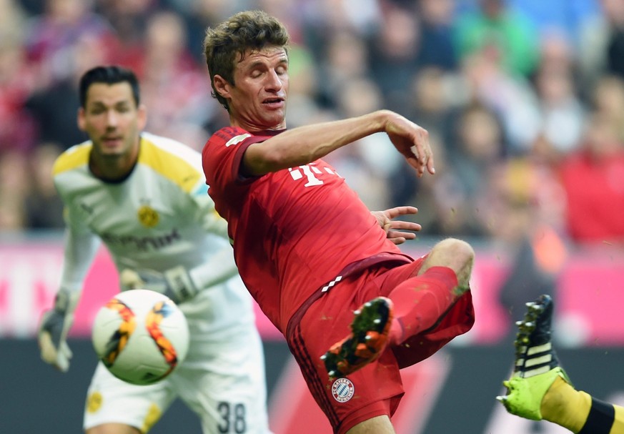 Wie man ihn kennt: Mit purer Eleganz erzielt Thomas Müller den Führungstreffer für die Bayern.