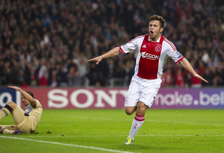 epa02990017 Ajax Amsterdam&#039;s Miralem Sulejmani celebrates after scoring the 2-0 lead against Dinamo Zagreb during the UEFA Champions League group D soccer match in Amsterdam, Netherlands, 02 Nove ...