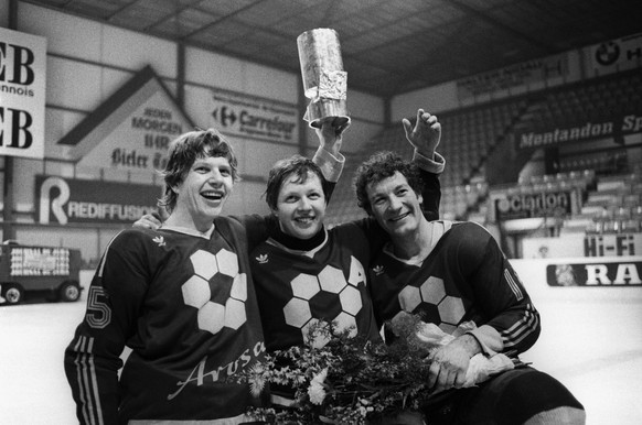 Die Arosa-Sturmlinie Guido Lindemann, Markus Lindemann und Barry Jenkins jubelt über den Meistertitel 1980.