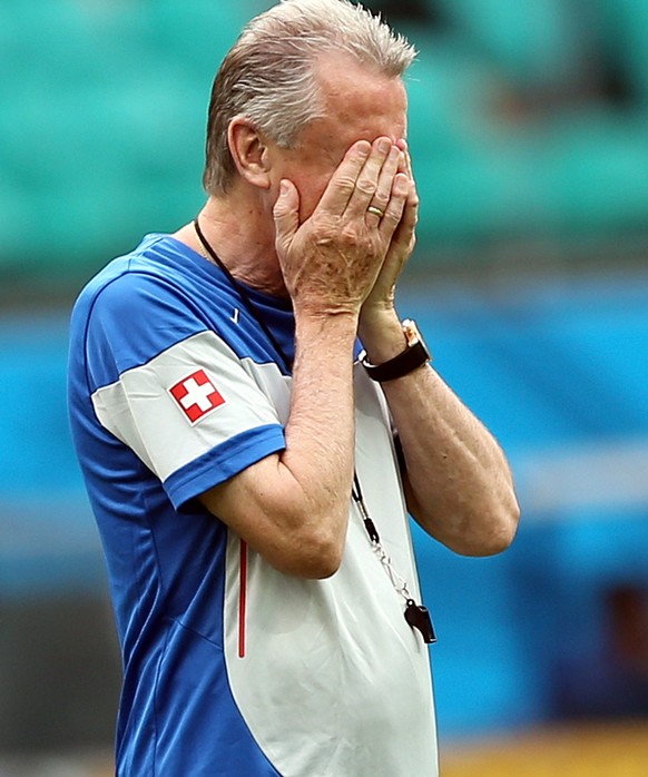 Nati-Trainer Ottmar Hitzfeld beim Abschlusstraining am Tag vor dem Spiel gegen Frankreich.