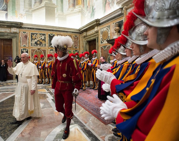 Anrig flankiert den Papst bei der Vereidigung neuer Gardisten im Vatikan.&nbsp;