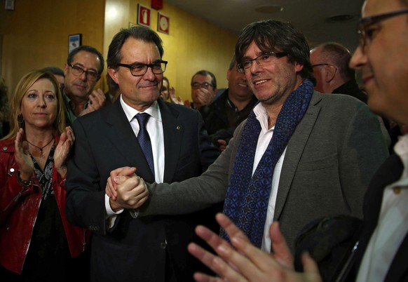 Arthur Mas (links) gratuliert seinem Nachfolger Carles Puigdemont.
