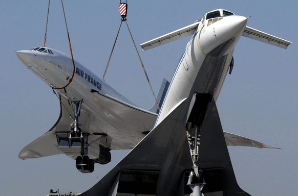 ARCHIV -- ZUM 50. JAHRESTAG DES ERSTEN UEBERSCHALLFLUGS EINER TUPOLEW TU 144, AM MONTAG, 31. DEZEMBER 2018, STELLEN WIR IHNEN FOLGENDES BILDMATERIAL ZUR VERFUEGUNG -- A discarded Concorde is lifted on ...