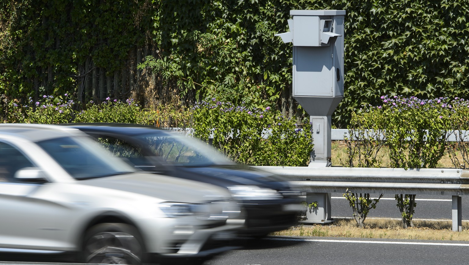 Des voitures roulent devant un radar sur l&#039;autoroute entre Morges et Lausanne ce mercredi 22 juillet 2015 a Lonay. (KEYSTONE/Jean-Christophe Bott)