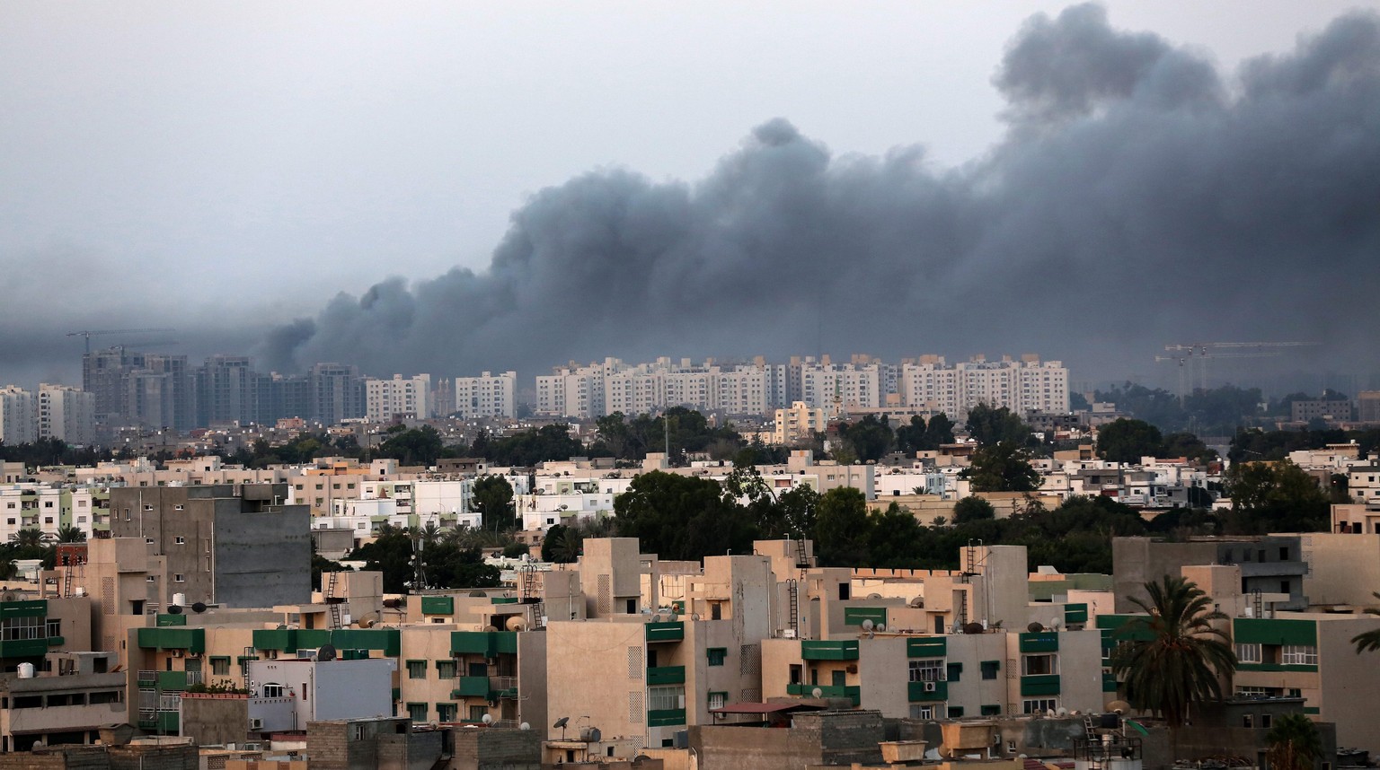 Rauchwolken über Tripolis: Kampfjets haben Stellungen der Islamisten bombardiert.&nbsp;