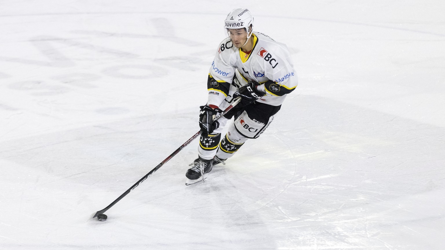 L&#039;attaquant jurassien Jonathan Hazen lors du match a huis clos du championnat suisse de hockey sur glace de Swiss League entre le HC Sierre et le HC Ajoie, ce mercredi, 2 decembre 2020, a la pati ...