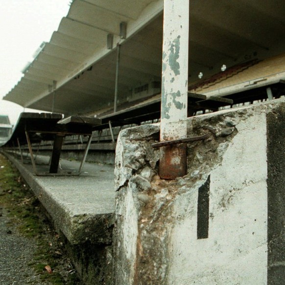 Ein schadhaftes Detail im Berner Wankdorf-Stadion (Archivbild 1995). Die Stadtberner Stimmberechtigten haben am 8. Juni 1997 klar ja gesagt zu einem neuen Wankdorf-Stadion. Dank fast 72 Prozent Jastim ...