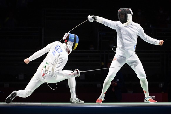 epa09363628 Switzerland&#039;s Max Heinzer (R) competes against Ukraine&#039;s Igor Reizlin (L) in the men&#039;s epee fencing individual round of 16 competition during the Fencing events of the Tokyo ...